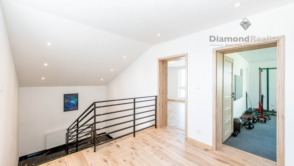 Na predaj dvojpodlažný RD po modernej rekonštrukcii, veľký pozemok (2588m2), obec Ruskov - KE okolie.