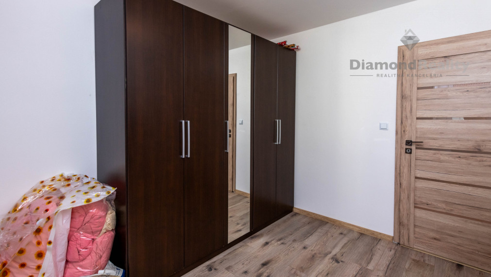 Na predaj dvojpodlažný RD po modernej rekonštrukcii, veľký pozemok (2588m2), obec Ruskov - KE okolie.