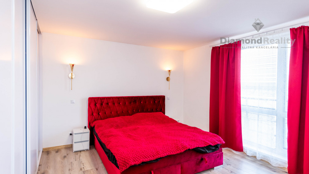 Na predaj dvojpodlažný RD po modernej rekonštrukcii, veľký pozemok (2588m2), obec Ruskov - KE okolie.