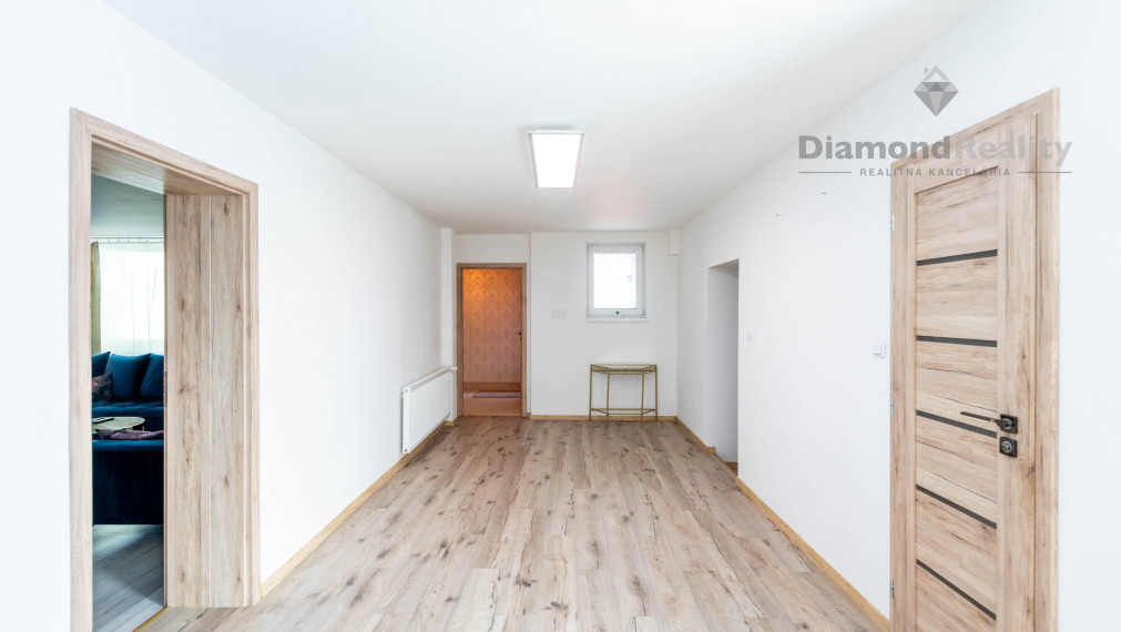 Na predaj dvojpodlažný RD po modernej rekonštrukcii, veľký pozemok (2588m2), obec Ruskov - KE okolie.