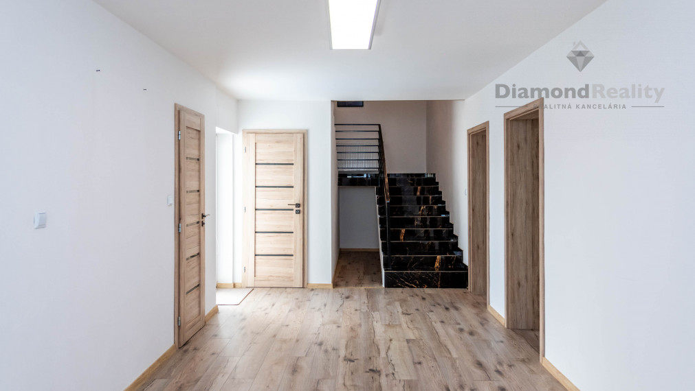 Na predaj dvojpodlažný RD po modernej rekonštrukcii, veľký pozemok (2588m2), obec Ruskov - KE okolie.