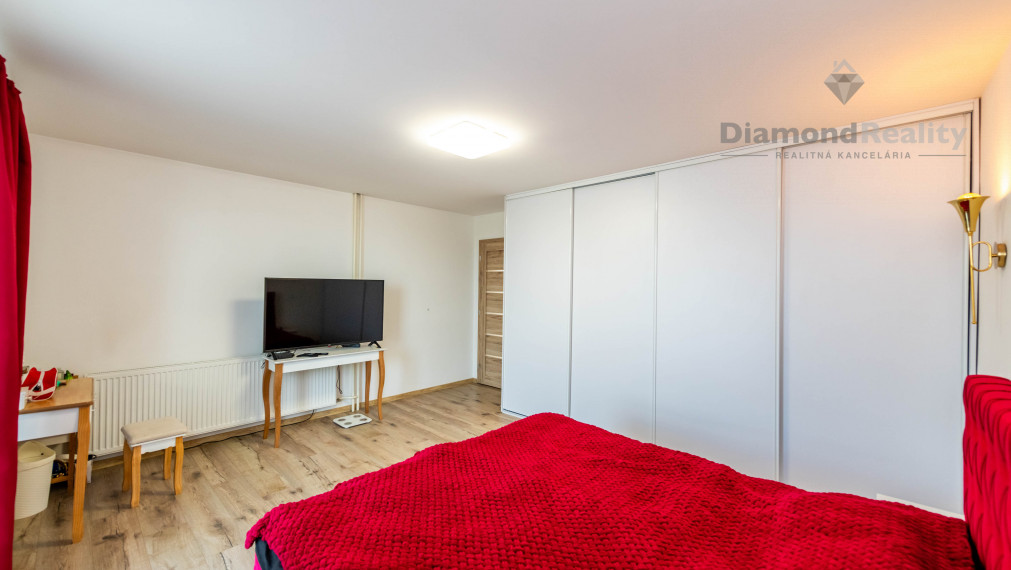 Na predaj dvojpodlažný RD po modernej rekonštrukcii, veľký pozemok (2588m2), obec Ruskov - KE okolie.