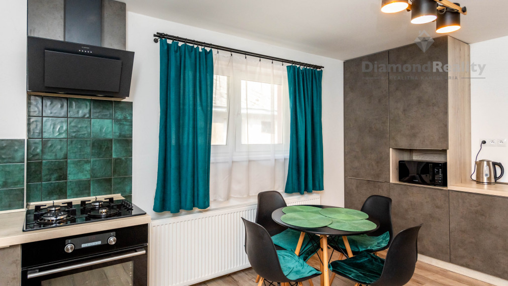 Na predaj dvojpodlažný RD po modernej rekonštrukcii, veľký pozemok (2588m2), obec Ruskov - KE okolie.