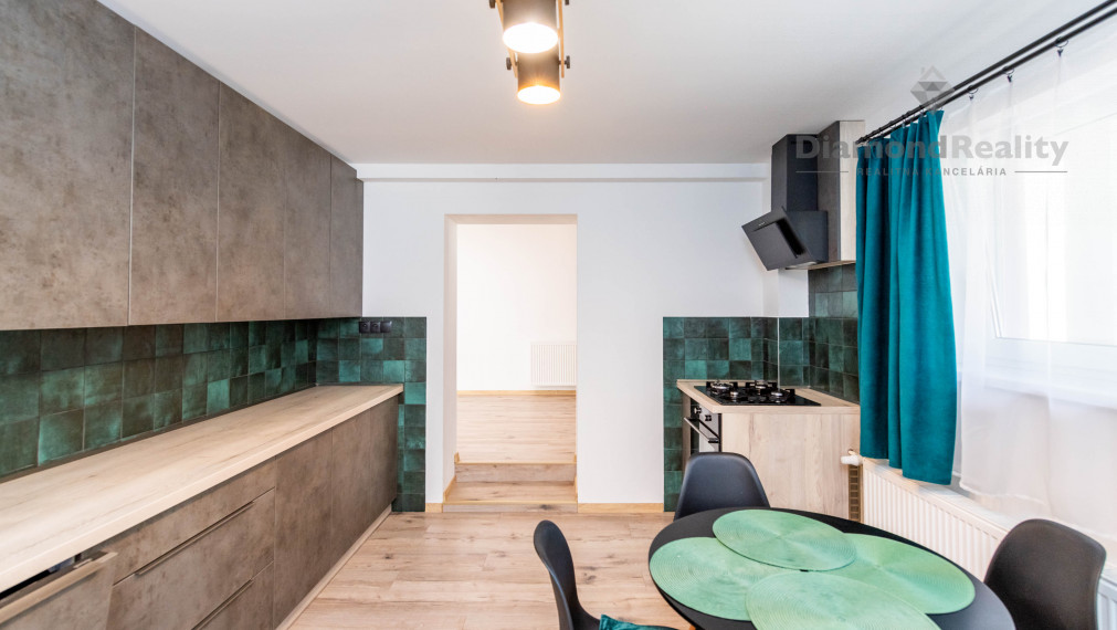 Na predaj dvojpodlažný RD po modernej rekonštrukcii, veľký pozemok (2588m2), obec Ruskov - KE okolie.