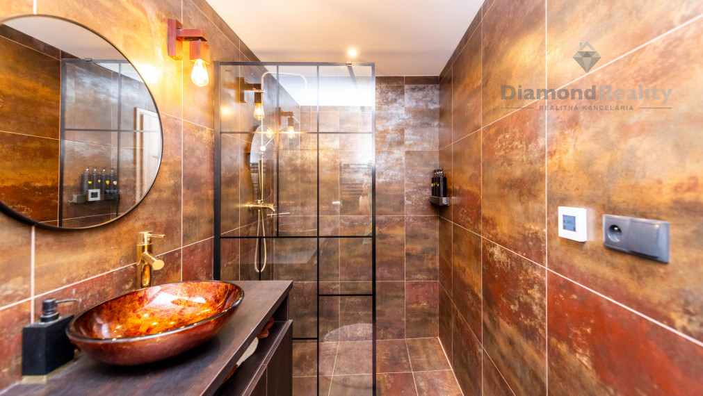 Na predaj dvojpodlažný RD po modernej rekonštrukcii, veľký pozemok (2588m2), obec Ruskov - KE okolie.