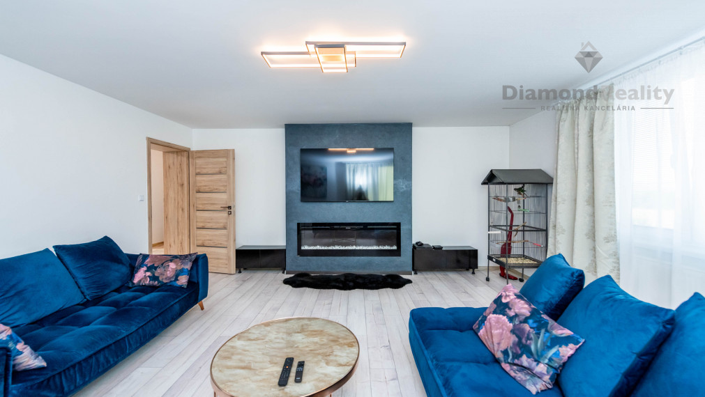 Na predaj dvojpodlažný RD po modernej rekonštrukcii, veľký pozemok (2588m2), obec Ruskov - KE okolie.