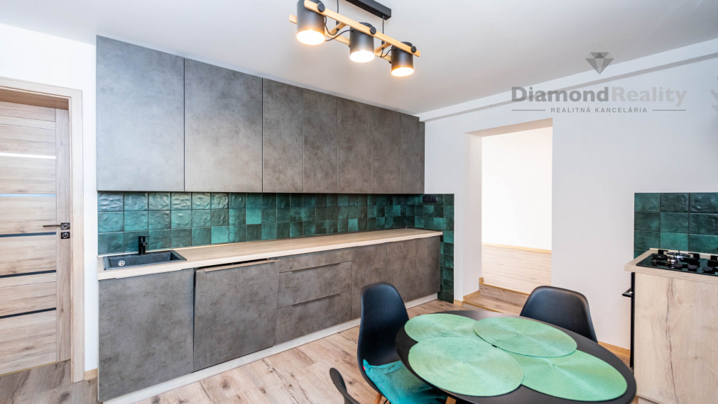 Na predaj dvojpodlažný RD po modernej rekonštrukcii, veľký pozemok (2588m2), obec Ruskov - KE okolie.