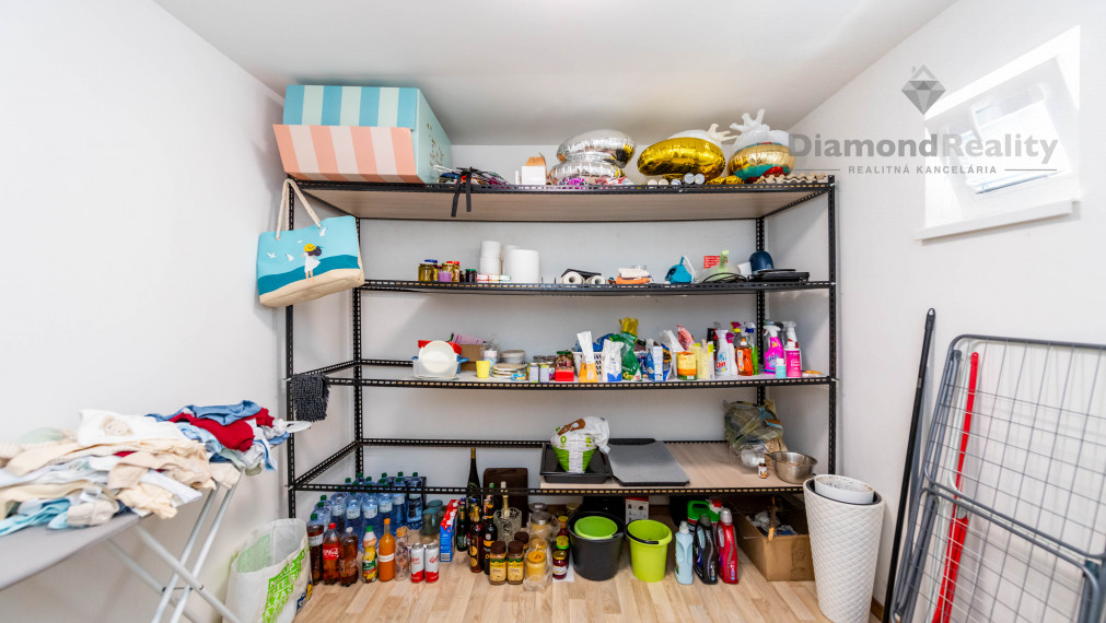 Na predaj dvojpodlažný RD po modernej rekonštrukcii, veľký pozemok (2588m2), obec Ruskov - KE okolie.