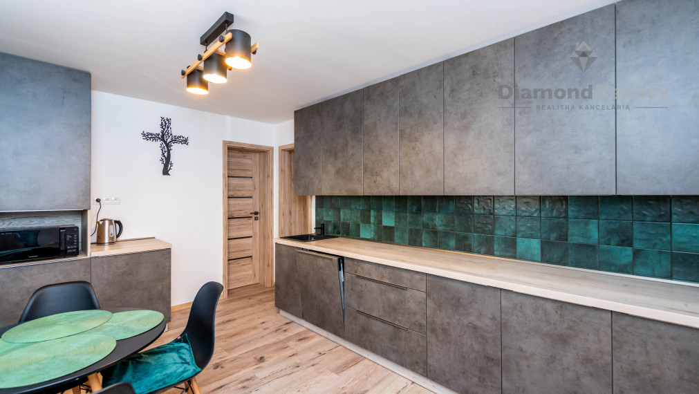 Na predaj dvojpodlažný RD po modernej rekonštrukcii, veľký pozemok (2588m2), obec Ruskov - KE okolie.