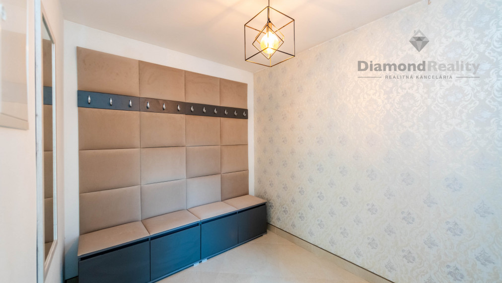 Na predaj dvojpodlažný RD po modernej rekonštrukcii, veľký pozemok (2588m2), obec Ruskov - KE okolie.