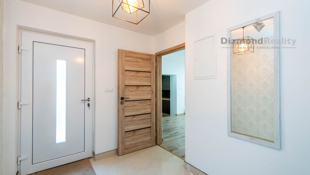 Na predaj dvojpodlažný RD po modernej rekonštrukcii, veľký pozemok (2588m2), obec Ruskov - KE okolie.