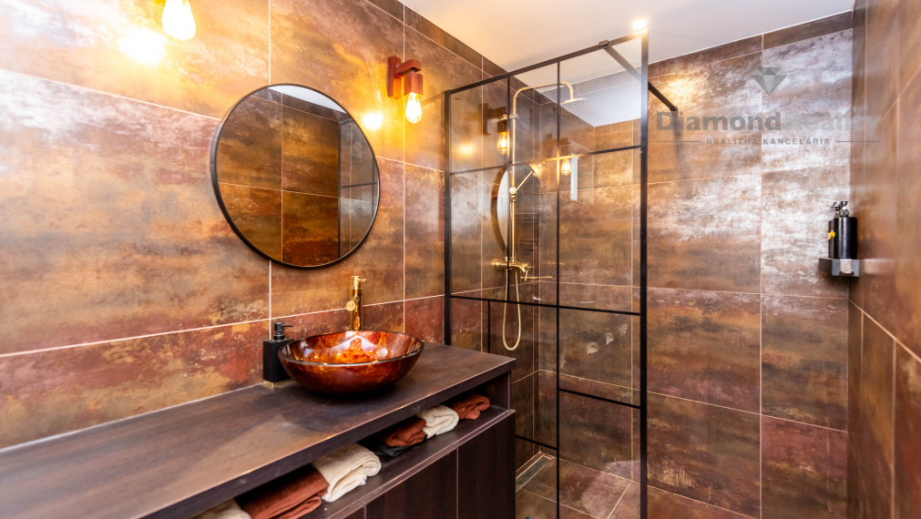 Na predaj dvojpodlažný RD po modernej rekonštrukcii, veľký pozemok (2588m2), obec Ruskov - KE okolie.