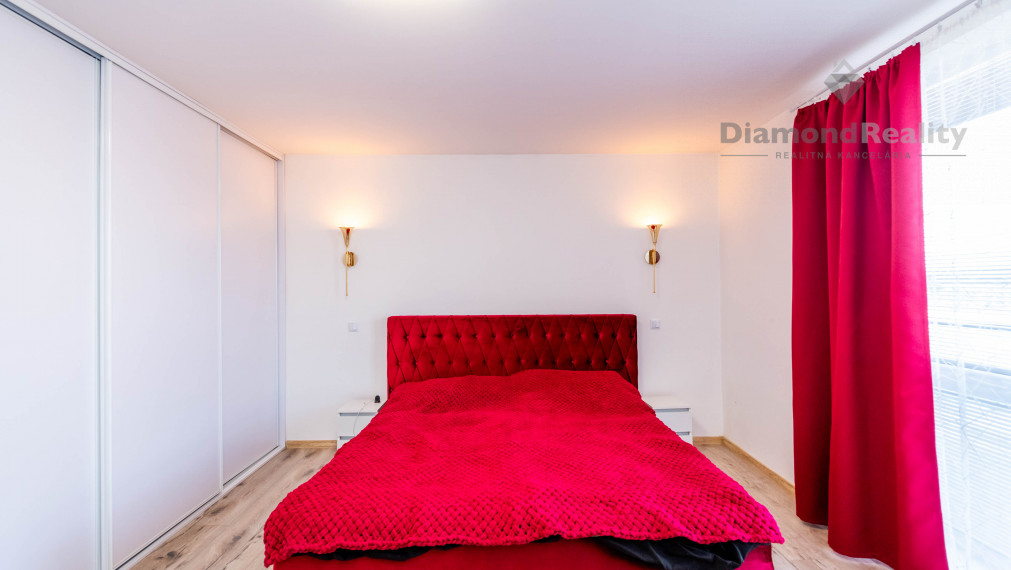 Na predaj dvojpodlažný RD po modernej rekonštrukcii, veľký pozemok (2588m2), obec Ruskov - KE okolie.