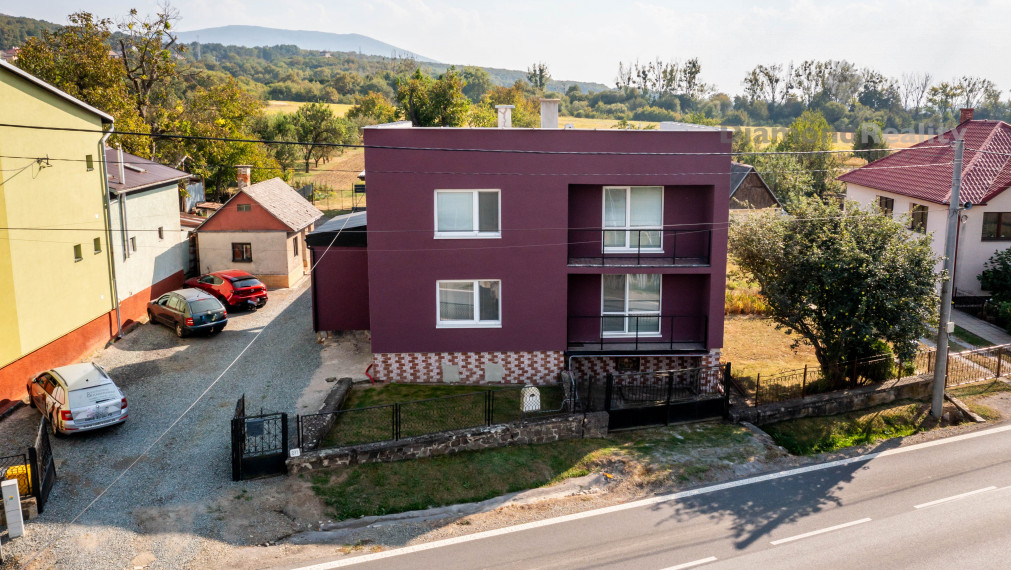 Na predaj dvojpodlažný RD po modernej rekonštrukcii, veľký pozemok (2588m2), obec Ruskov - KE okolie.