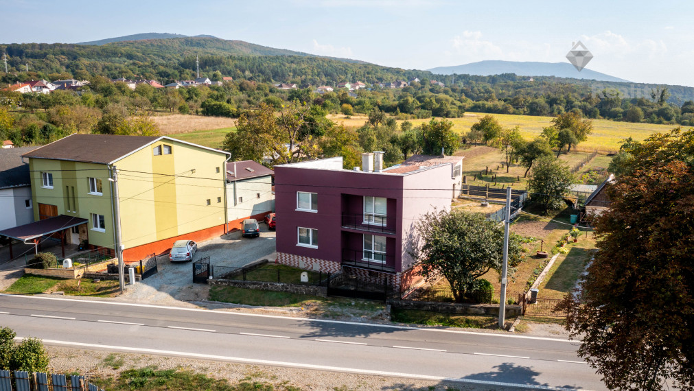 Na predaj dvojpodlažný RD po modernej rekonštrukcii, veľký pozemok (2588m2), obec Ruskov - KE okolie.