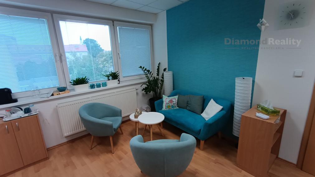 Prenajaté!Na prenájom kancelária v centre Nitry so sprchovacím kútom
