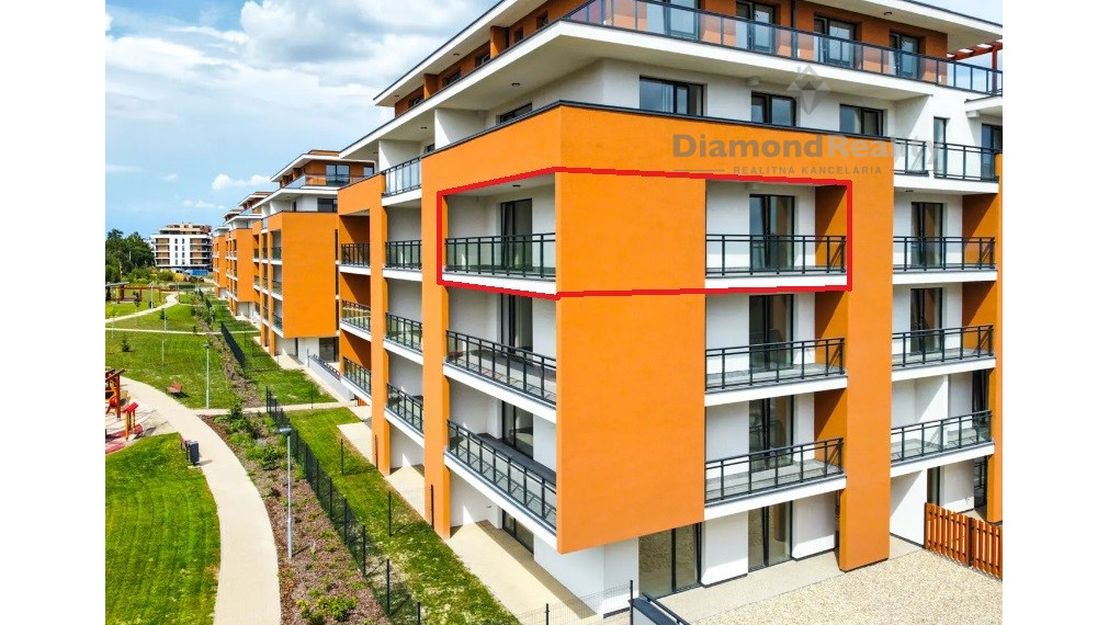 POSLEDNÝ 2 IZBOVÝ BYT NA PANORÁME 6 | 56m2 + 26m2 TERASA | 2x PARKING | PIVNICA | SKOLAUDOVANÉ