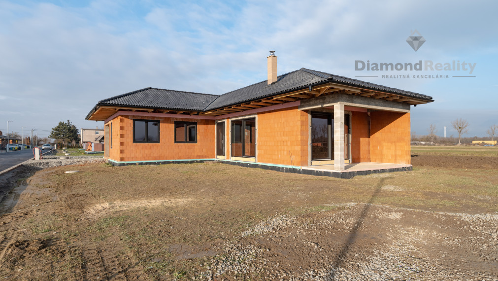 NA PREDAJ 4 IZBOVÝ BUNGALOV S MOŽNOSŤOU DOKONČENIA DO HOLODOMU | PERÍN-CHYM, časť GOMBOŠ