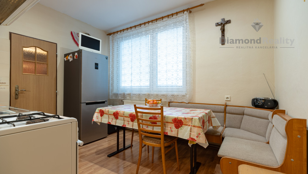 REZERVOVANÉ | NA PREDAJ VEĽKÝ 3 IZBOVÝ BYT S VLASTNOU GARÁŽOU | 76m2 + BALKÓN | KOŠICKÉ OLŠANY