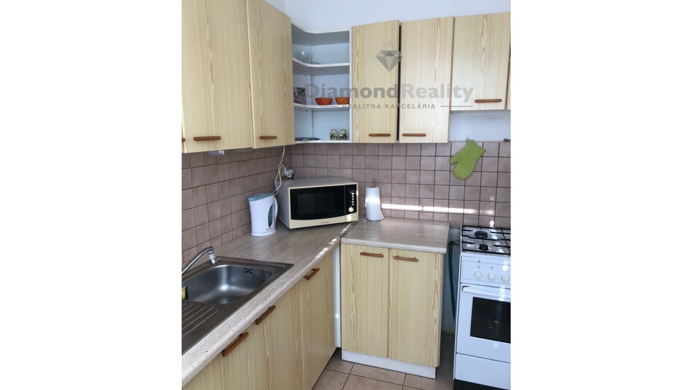 Na prenájom pekný zariadený 1,5 izbový byt Na Hlinách Trnava.