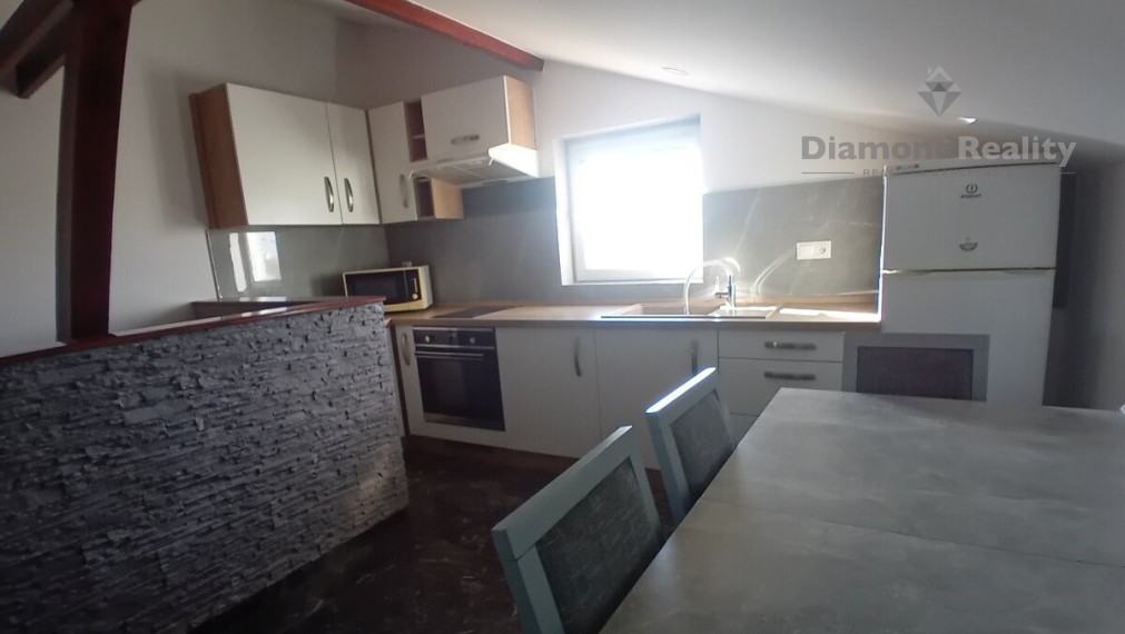 Na prenájom 2 izbový podkrovný byt v rod. dome, Jablonica.