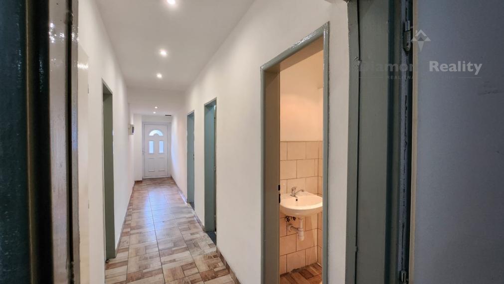 Prenájom skladov s kanceláriami 850 m2 - strategická poloha