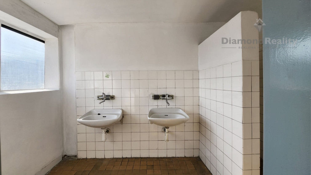 Prenájom skladov s kanceláriami 850 m2 - strategická poloha