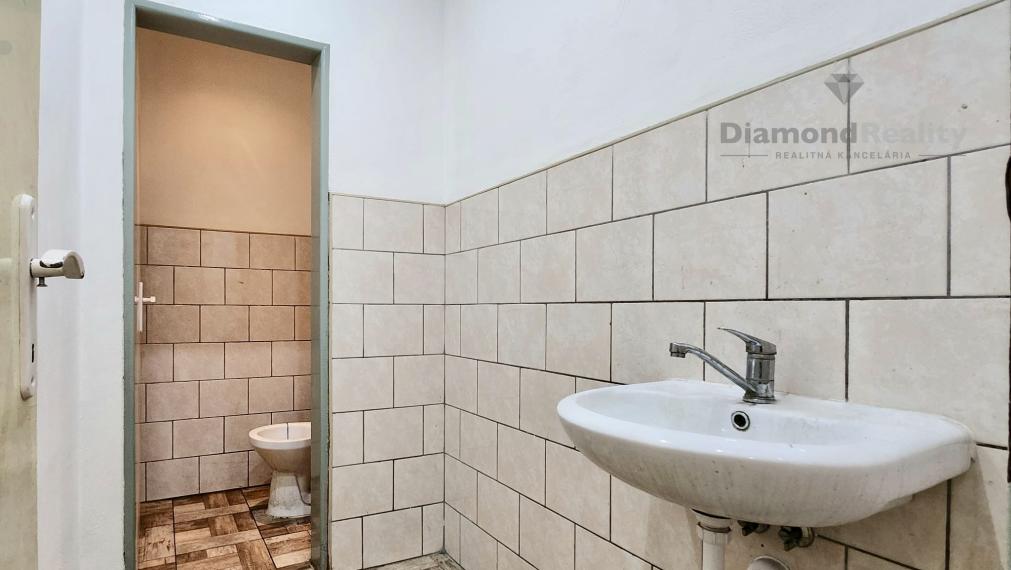 Prenájom skladov s kanceláriami 850 m2 - strategická poloha