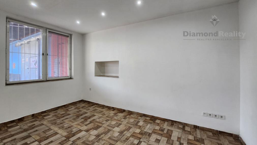 Prenájom skladov s kanceláriami 850 m2 - strategická poloha