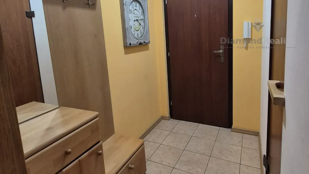 Na prenájom zariadená garsónka, balkón, Štefánikova, Senica.