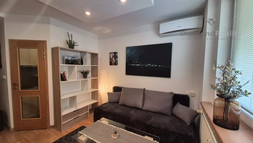 Na prenájom zariadená garsónka, balkón, Štefánikova, Senica.