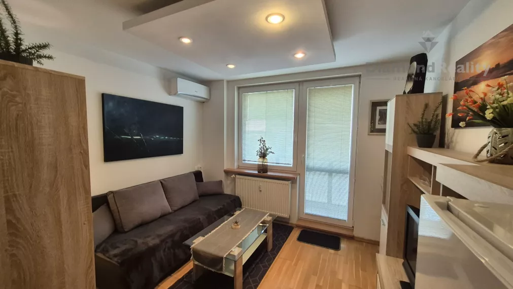 Na prenájom zariadená garsónka, balkón, Štefánikova, Senica.