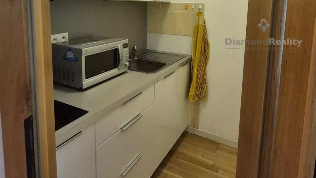 Na prenájom zariadená garsónka, balkón, Štefánikova, Senica.