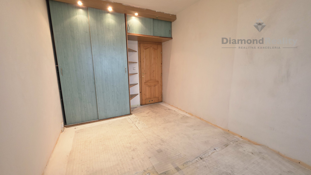 NA PREDAJ 3 - IZBOVÝ BYT S LOGGIOU, BRUSELSKÁ ULICA , ŤAHANOVCE