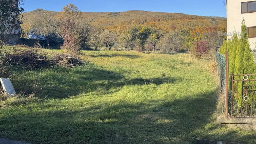 Slanec - Na predaj rovinatý pozemok (12árov) na výstavbu RD, v intraviláne obce obklopený prírodou – obec Nový Salaš, 5 min. od obce Slanec.
