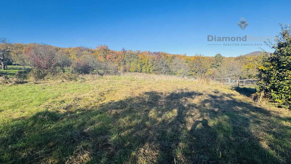 Slanec - Na predaj rovinatý pozemok (12árov) na výstavbu RD, v intraviláne obce obklopený prírodou – obec Nový Salaš, 5 min. od obce Slanec.