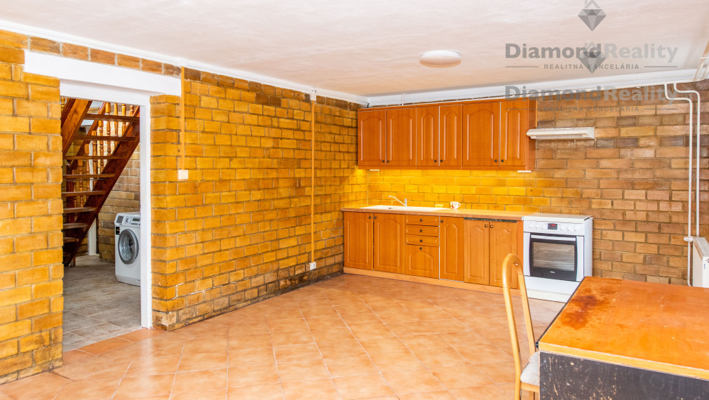 NA PRENÁJOM RODINNÝ DOM, VHODNÝ NA UBYTOVANIE, PODNIKANIE, S VEĽKÝM POZEMKOM 2864m2 | BARCA