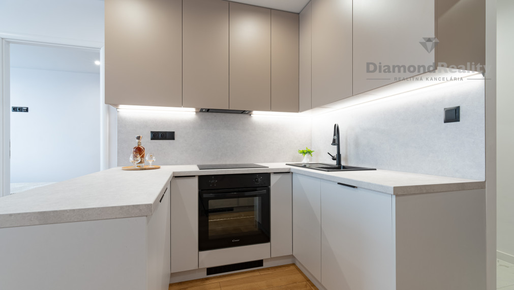 " REZERVOVANÝ " NA PREDAJ 2 IZBOVÝ BYT S LODŽIOU PO KOMPLETNEJ REKONŠTRUKCII NA ULICI KROSNIANSKA, DARGOVSKÝCH HRDINOV (FURČA)