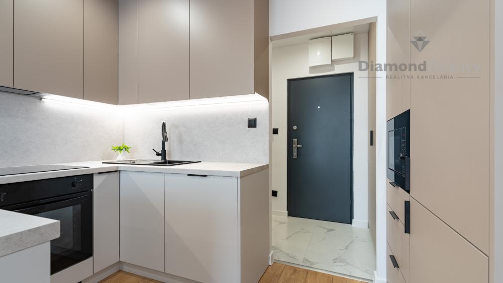 " REZERVOVANÝ " NA PREDAJ 2 IZBOVÝ BYT S LODŽIOU PO KOMPLETNEJ REKONŠTRUKCII NA ULICI KROSNIANSKA, DARGOVSKÝCH HRDINOV (FURČA)