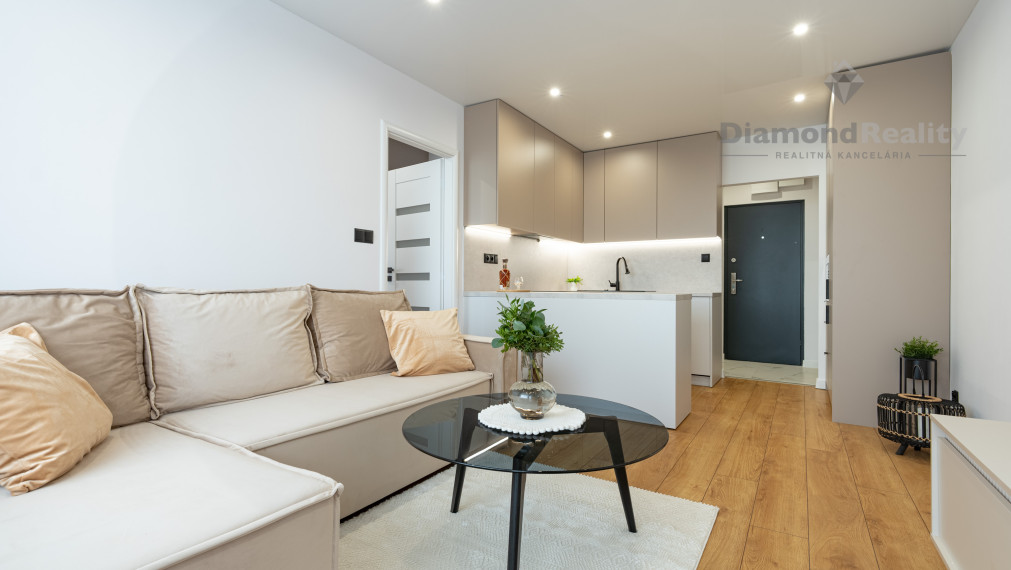 " REZERVOVANÝ " NA PREDAJ 2 IZBOVÝ BYT S LODŽIOU PO KOMPLETNEJ REKONŠTRUKCII NA ULICI KROSNIANSKA, DARGOVSKÝCH HRDINOV (FURČA)