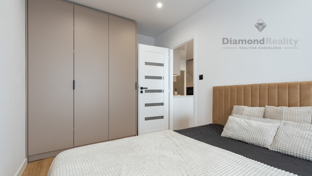 " REZERVOVANÝ " NA PREDAJ 2 IZBOVÝ BYT S LODŽIOU PO KOMPLETNEJ REKONŠTRUKCII NA ULICI KROSNIANSKA, DARGOVSKÝCH HRDINOV (FURČA)