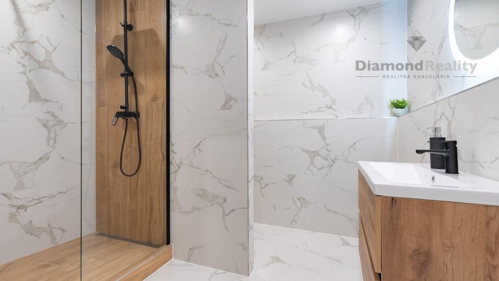 " REZERVOVANÝ " NA PREDAJ 2 IZBOVÝ BYT S LODŽIOU PO KOMPLETNEJ REKONŠTRUKCII NA ULICI KROSNIANSKA, DARGOVSKÝCH HRDINOV (FURČA)