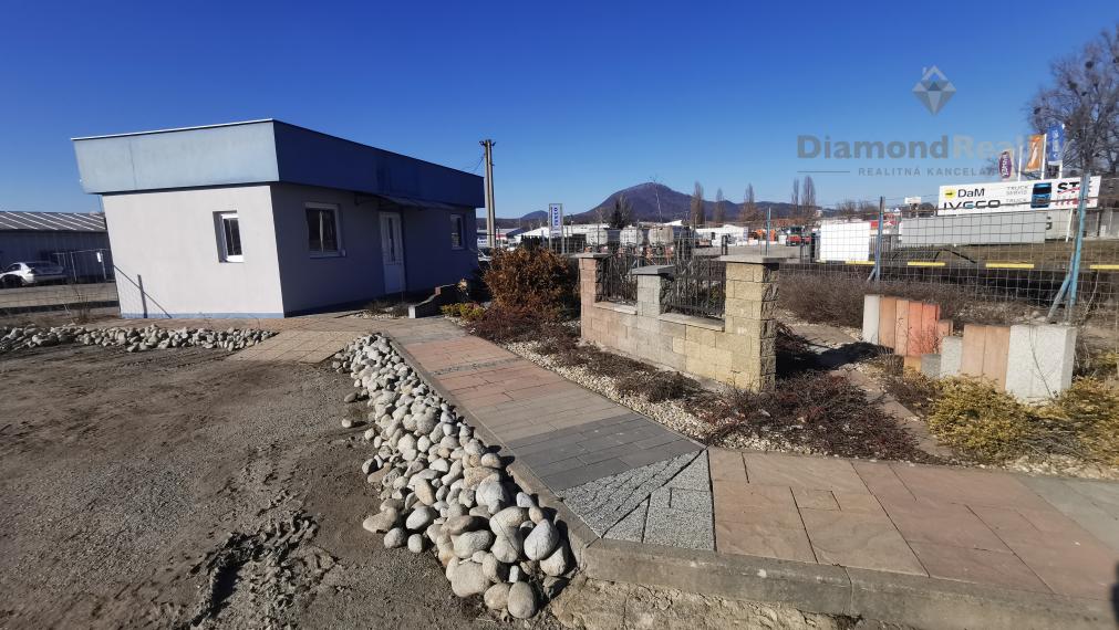 Na  prenájom spevnená plocha