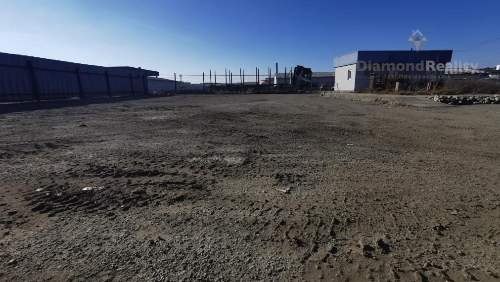 Na  prenájom spevnená plocha