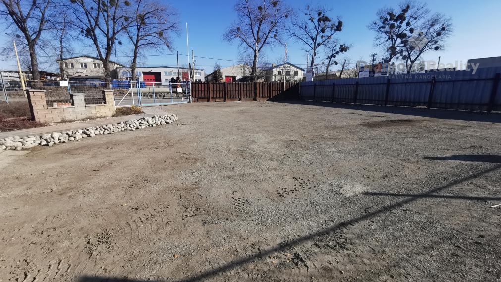 Na  prenájom spevnená plocha