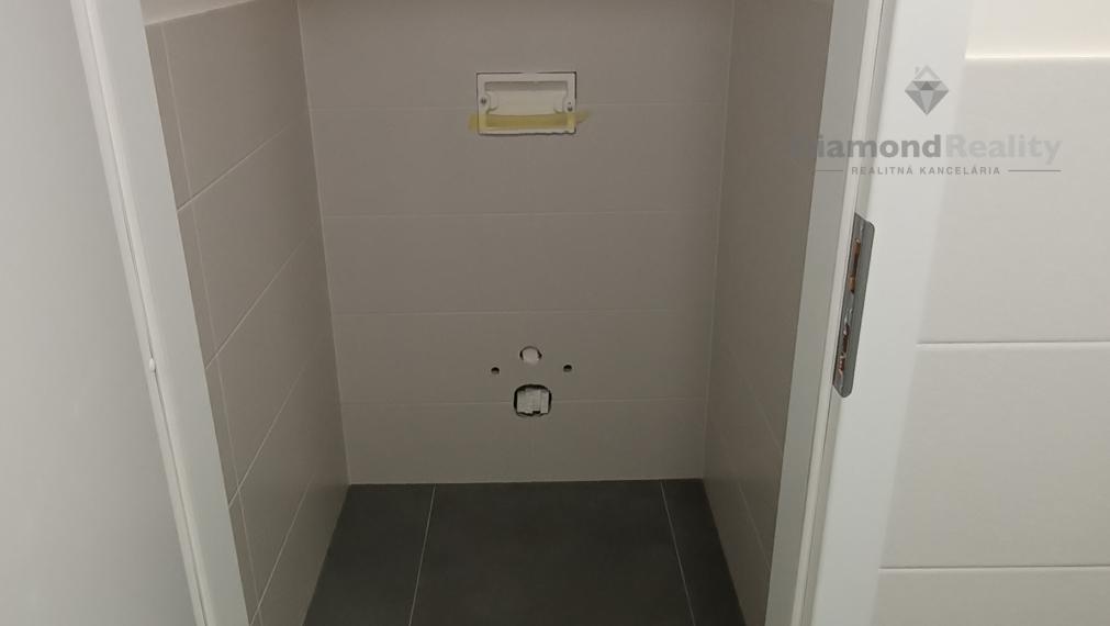 Na prenájom obchodné priestory v budove Orbis Nitra