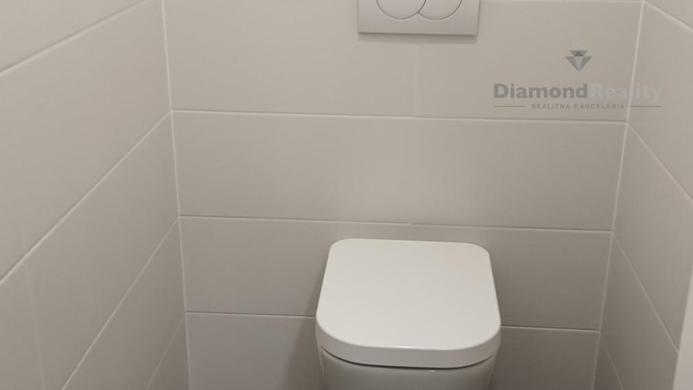 Na prenájom obchodné priestory v budove Orbis Nitra