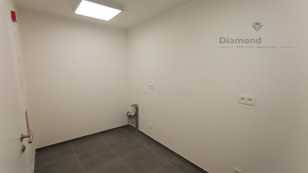 Na prenájom obchodné priestory v budove Orbis Nitra