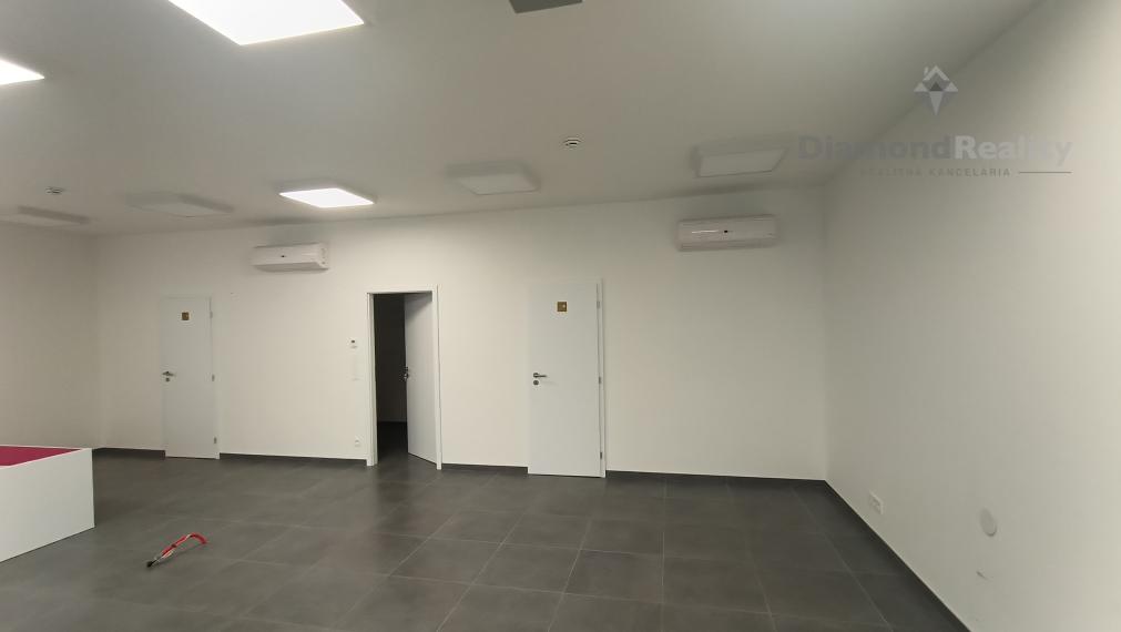 Na prenájom obchodné priestory v budove Orbis Nitra