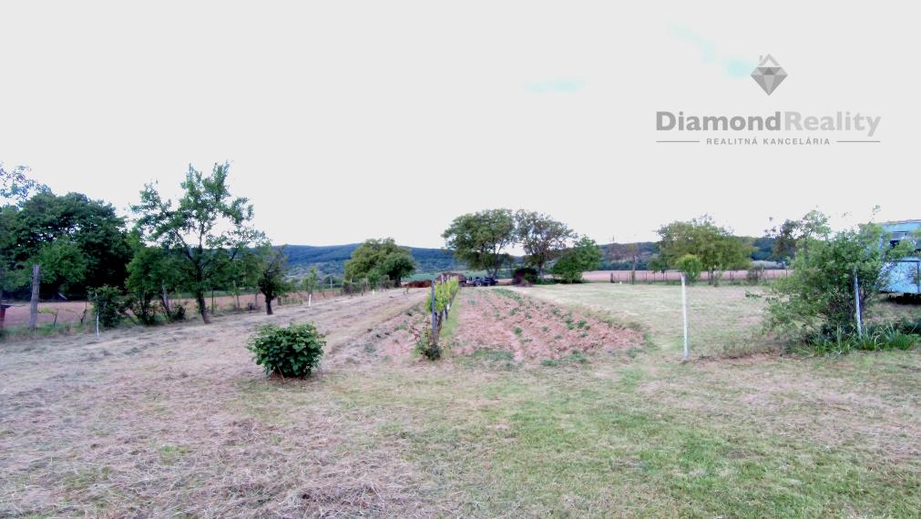 Rovinatý a slnečný pozemok v pokojnej obci Kašov